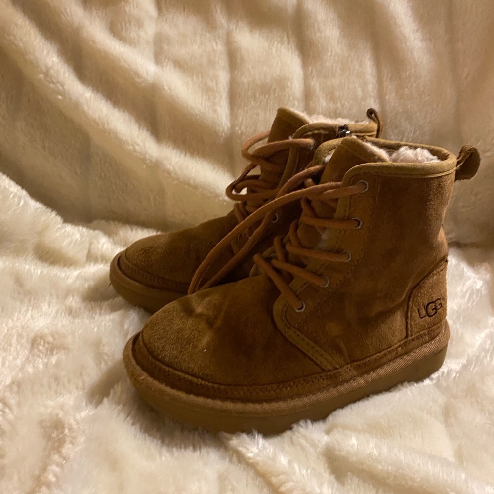 Kids Harkley UGG boot size 13 Chestnut